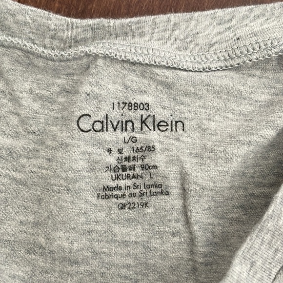 Calvin Klein Tshirt - Picture 3 of 4